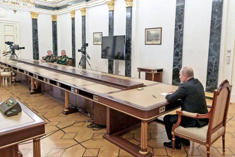 Putin Small Table Putin seriously weakened by Wagner Group mutiny – but it was a missed ...