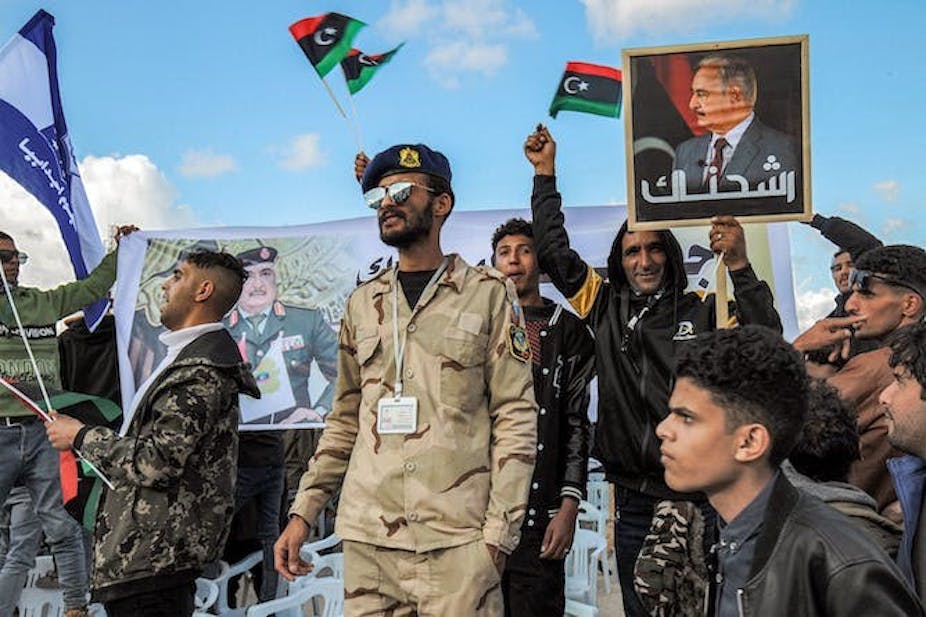 Des partisans de l'homme fort de l'est de la Libye, Khalifa Haftar, assistent à un rassemblement marquant le 71e anniversaire de l'indépendance du pays vis-à-vis de l'Italie dans la ville orientale de Benghazi, le 24 décembre 2022.