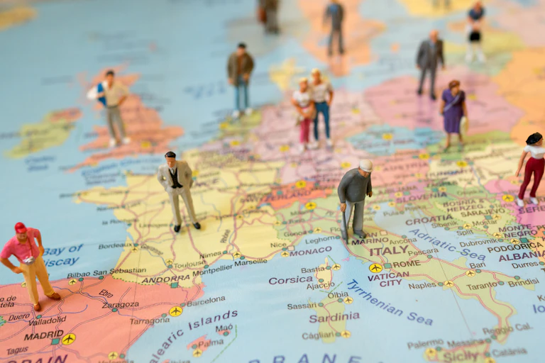 Mapa de Europa con figuras humanas ubicadas en los distintos países
