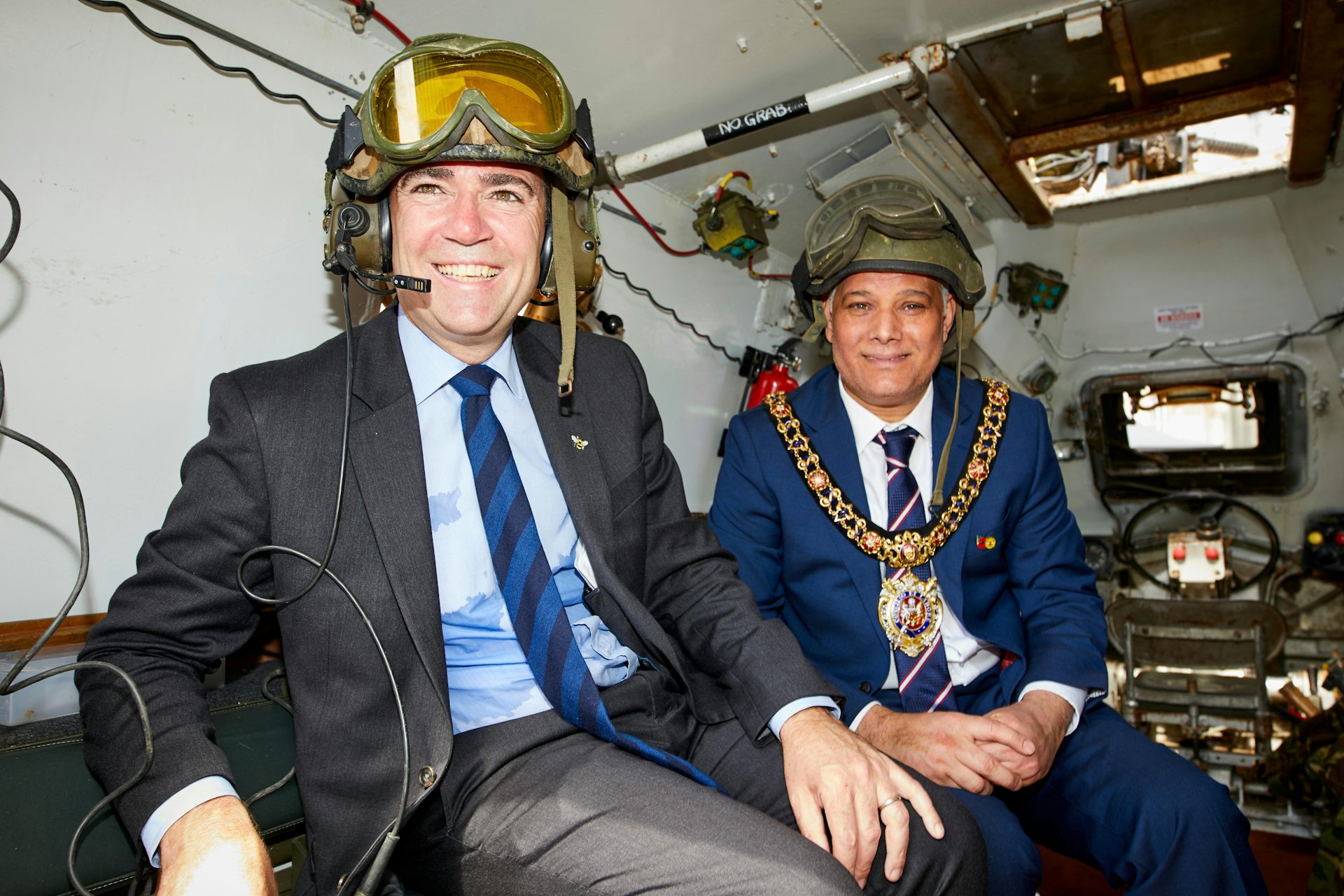 رجلين يرتديان نظارات واقية.