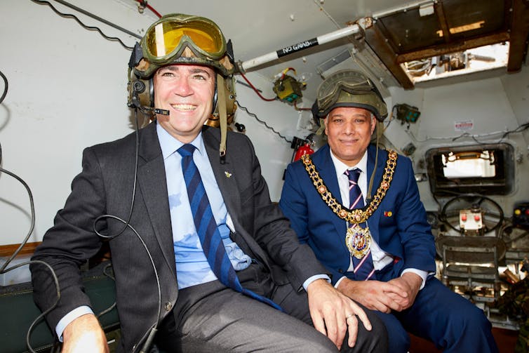 رجلين يرتديان نظارات واقية.