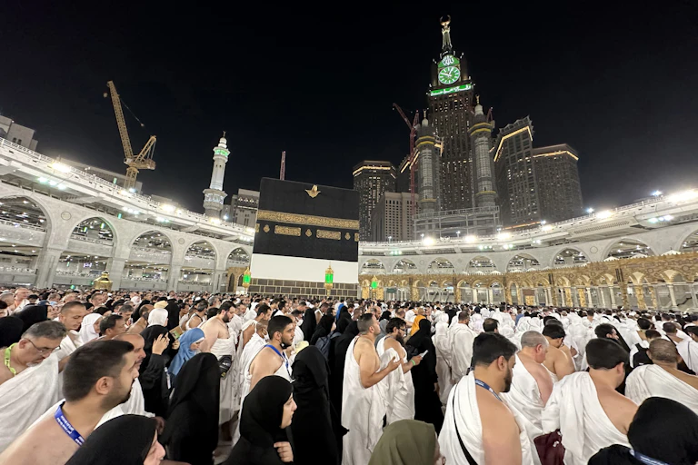 picture of men and women praying in Mecca during Hajj
