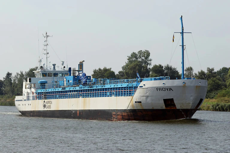 The CO2 tanker Froya passes Schülp on August 16, 2022 on its way to the Baltic Sea.