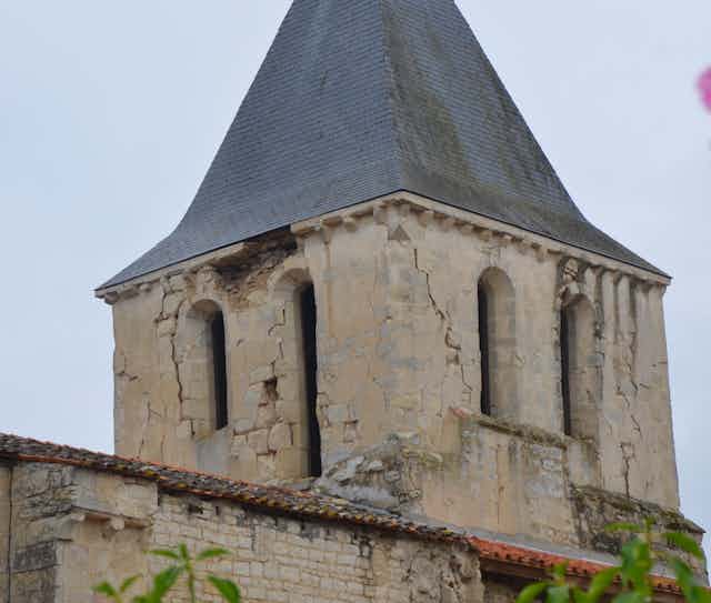 Clocher de l'église fissuré suite au tremblement de terre sur la commune de La Laigne.