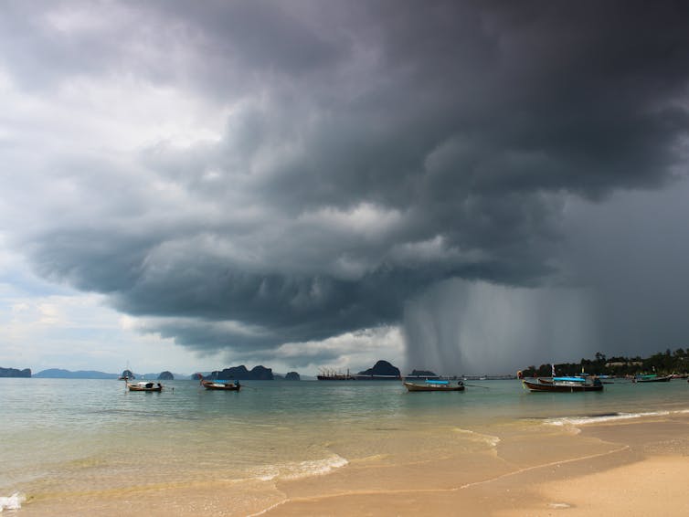 Nuvens de tempestade sobre o mar de Andaman.