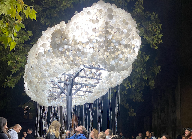 Un nuage formé à partir d'ampoules à incandescence est présenté au public.