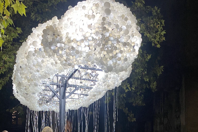 Un nuage formé à partir d'ampoules à incandescence est présenté au public.
