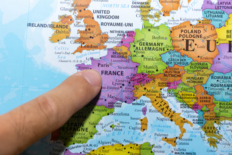 Une personne montre la France sur une carte d'Europe