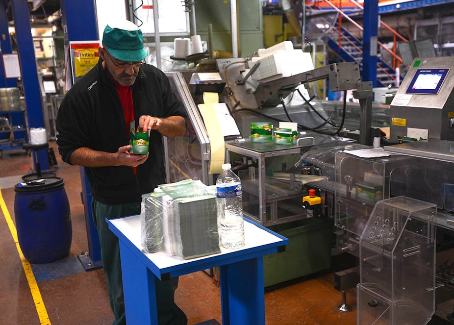 Un homme travaillant à l'ancienne usine Fralib de Gémenos (13), produisant des thés et infusions, qui s'est transformée en SCOP en 2014.