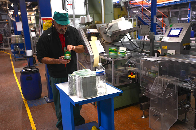 Un homme travaillant à l'ancienne usine Fralib de Gémenos (13), produisant des thés et infusions, qui s'est transformée en SCOP en 2014.