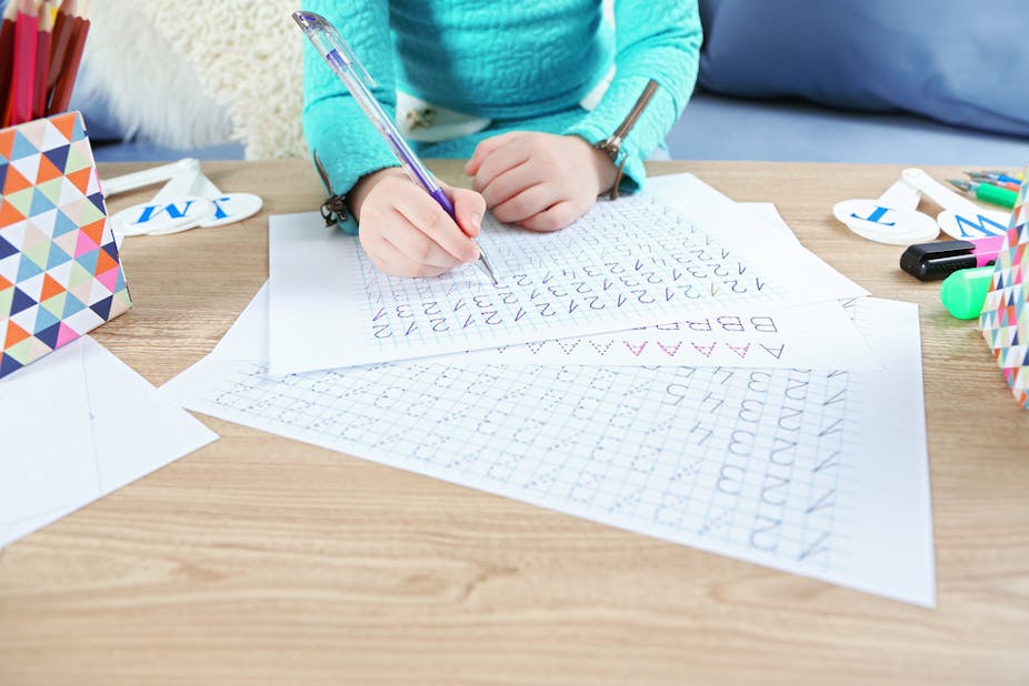 Petite fille apprenant à écrire des chiffres à table