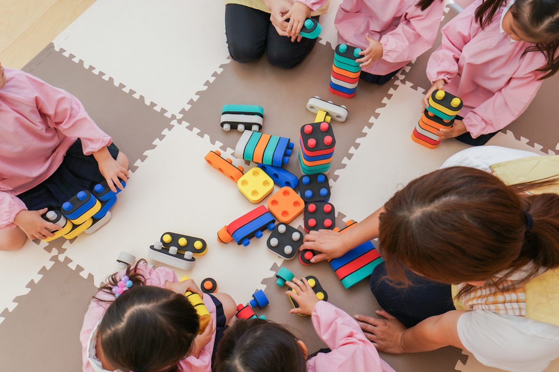 Enfants jouant à l’école maternelle