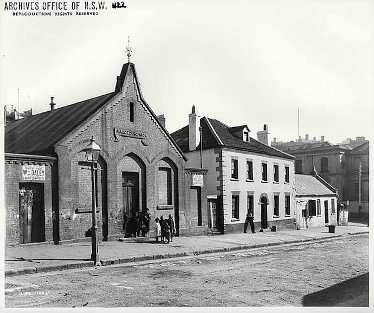 Do you know about the Australian school run by parents? 2 A Ragged School in the Rocks in Sydney.