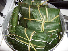 Envoltorios de hojas de banano en una cazuela.
