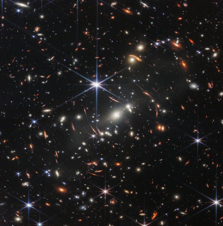 Un cielo estrellado con muchas galaxias espirales.