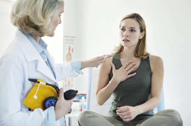 Photo d’une femme plutôt jeune qui parle à son médecin.
