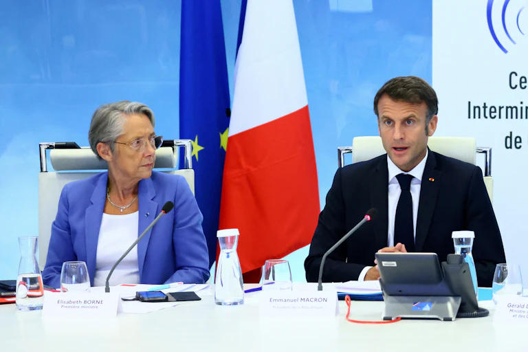 Elisabeth Borne et Emmanuel Macron pendant une cellule de crise interministérielle.