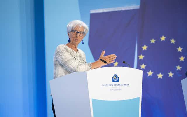 Christine Lagarde habla en un atril.