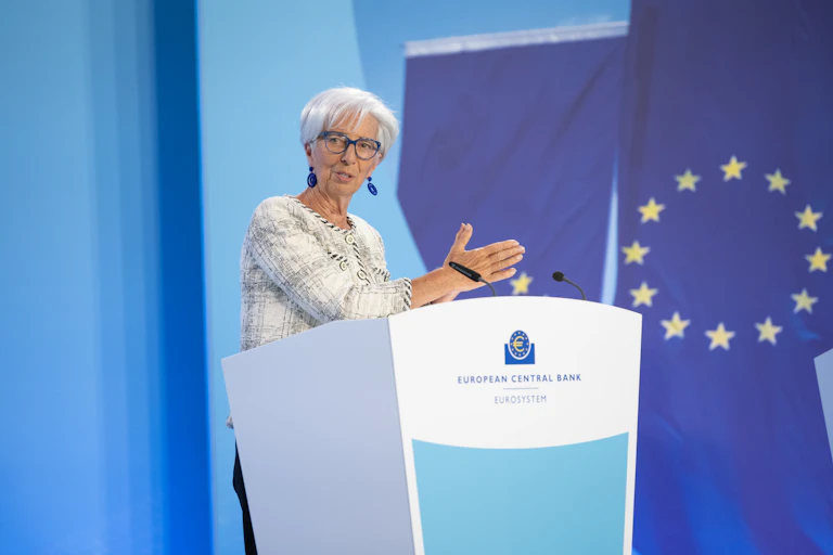 Christine Lagarde habla en un atril.