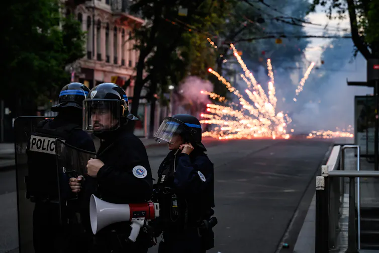 Utilisation de feux d’artifice lors de scènes d’émeutes à Lyon le 30 juin 2023