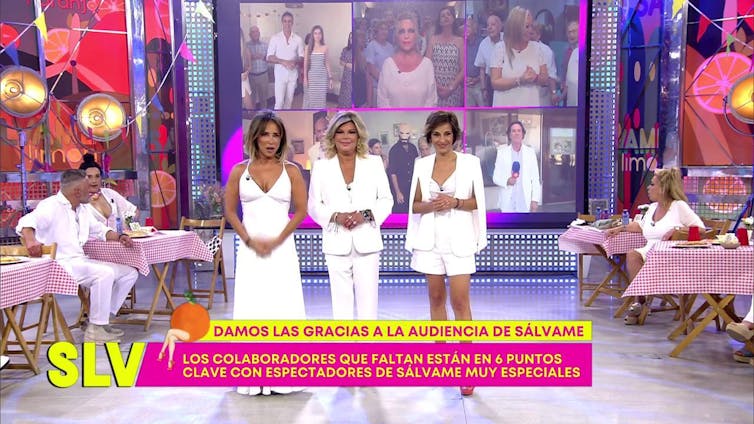 Tres presentadoras vestidas de blanco miran a cámara en un plató.