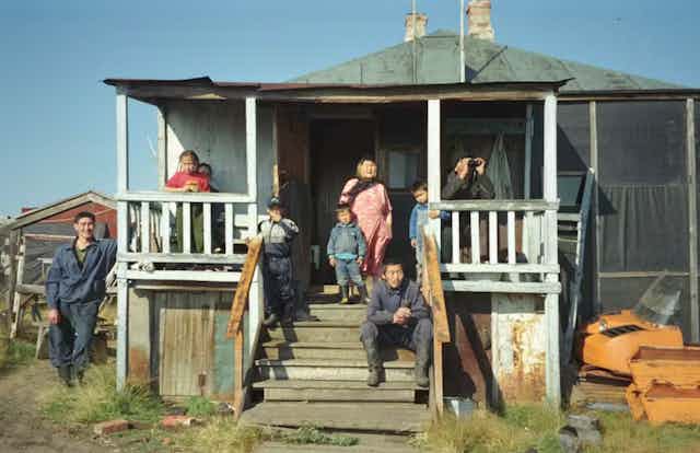 Une famille du Nord de la Sibérie sur le perron de sa maison