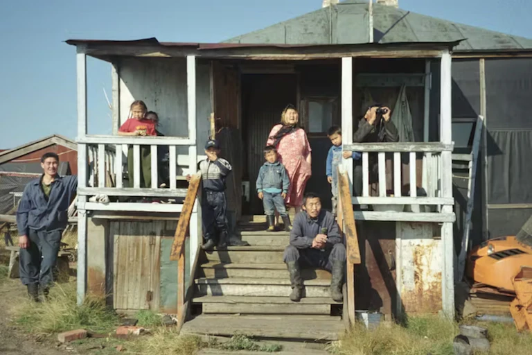 Une famille du Nord de la Sibérie sur le perron de sa maison