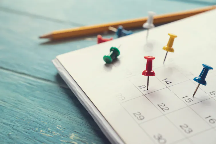 Calendrier, crayon et punaises