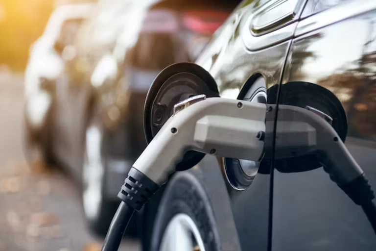 véhicule électrique en recharge