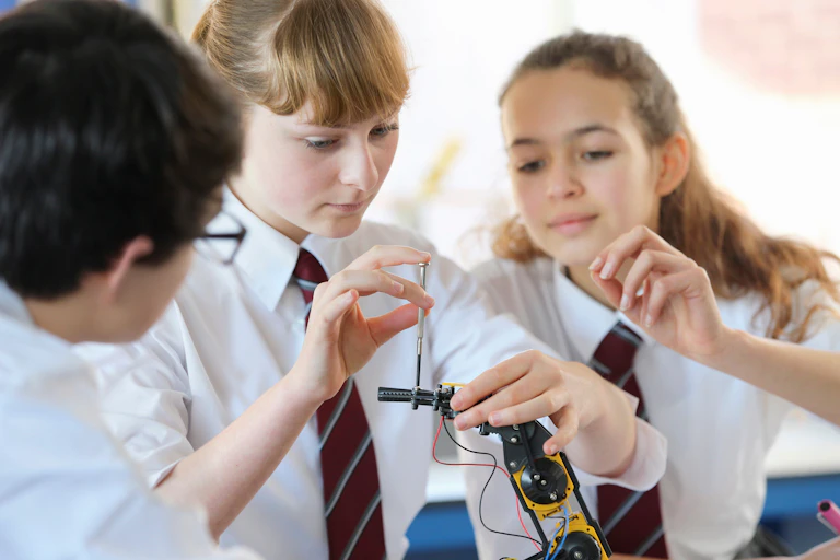 Thre pupils working on robotics project