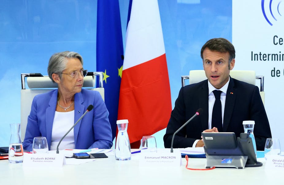 Elisabeth Borne et Emmanuel Macron pendant une cellule de crise interministérielle. 