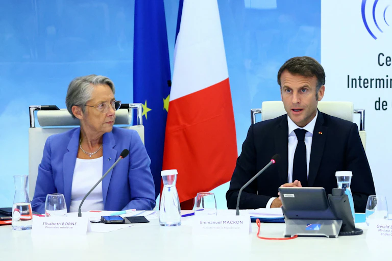 Elisabeth Borne et Emmanuel Macron pendant une cellule de crise interministérielle.