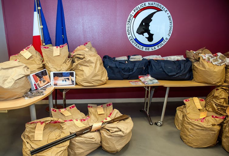 La photo montre des sacs contenant 700 kilos de résine de cannabis et 45 kilos d’héroïne saisis par la police dans la région Nord-Pas-de-Calais