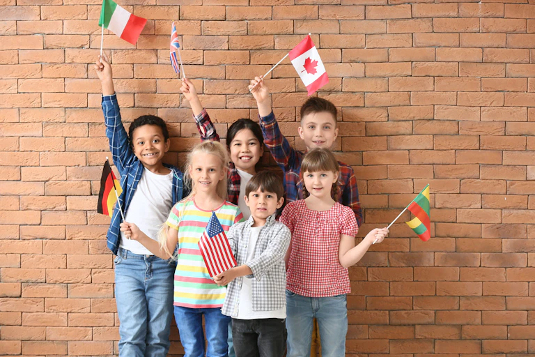 Des enfants tenant des drapeaux de différents pays;