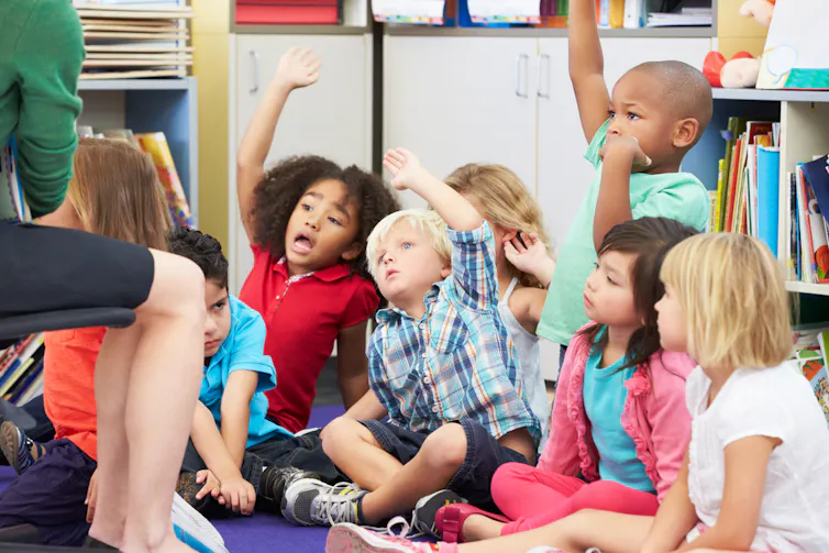 Groupe d’enfants qui participent en classe