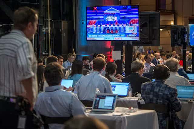 Ruangan penuh dengan jurnalis yang menyaksikan debat capres Partai Demokrat 20202