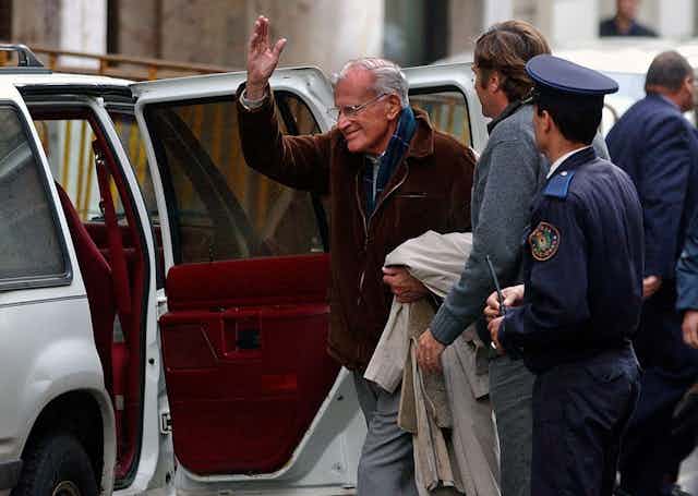 El expresidente uruguayo Juan María Bordaberry subiendo a un coche.