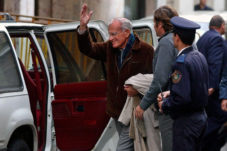 El expresidente uruguayo Juan María Bordaberry subiendo a un coche.