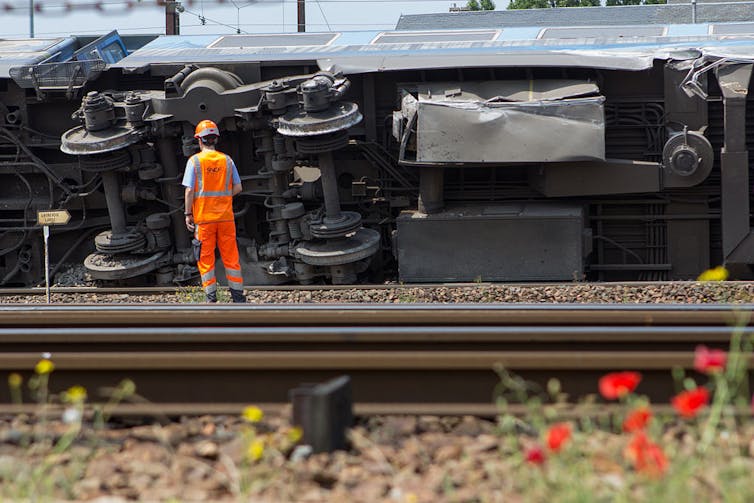 Un technicien devant le train qui a déraillé à Brétigny-sur-Orge (Essonne), en juillet 2013