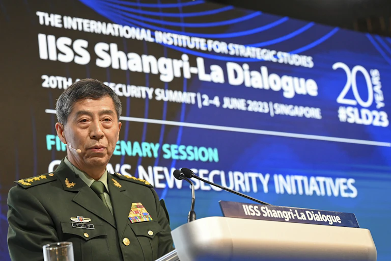 Le ministre chinois de la Défense, Li Shangfu, en uniforme militaire, prononce un discours