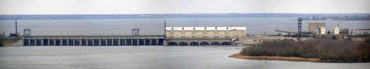 A panoramic image showing the size of the dam and reservoir.