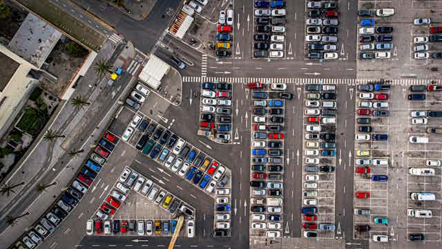 Photo d’un parking en vue aérienne.
