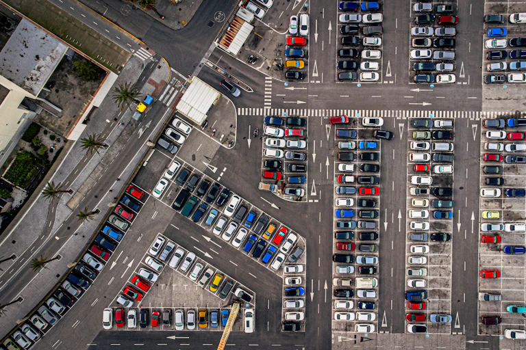 Photo d’un parking en vue aérienne.