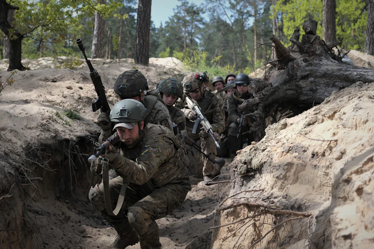 Hommes armés en uniforme dans une trancée