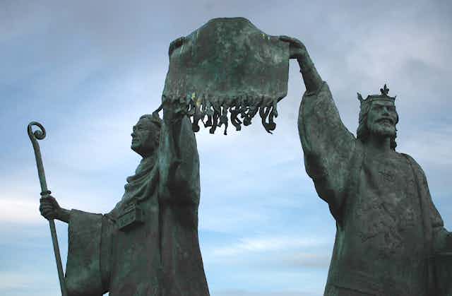 A statue of two men holding aloft the Declaration of Arbroath.