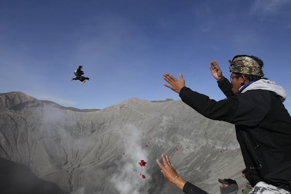 adorador lança um frango na cratera do Monte Bromo