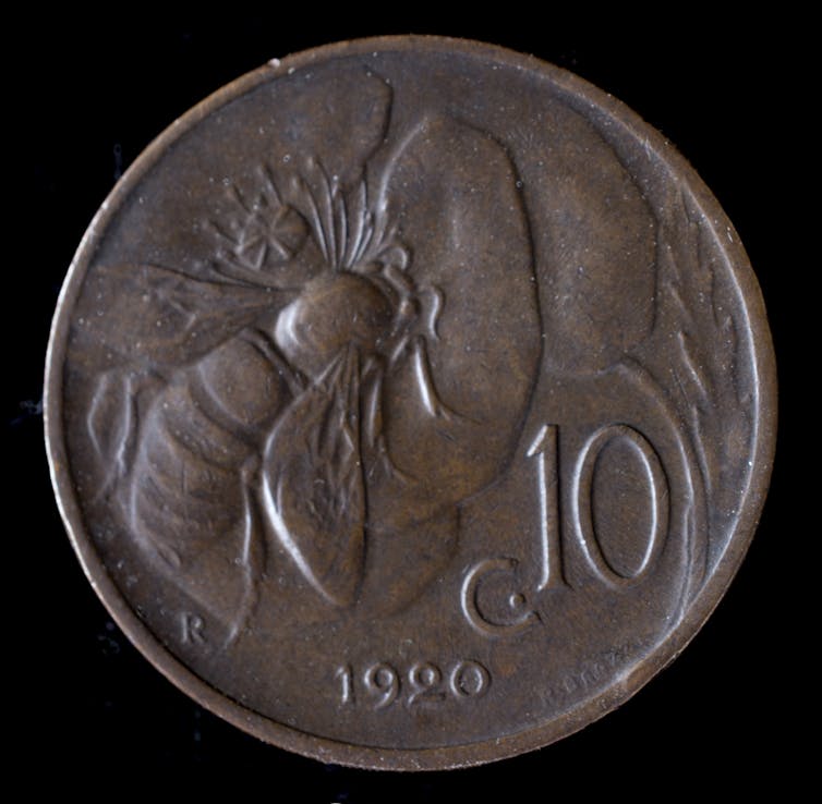 A 1920 Italian bronze ten-centesimi coin featuring featuring an Italian honeybee on a flower.