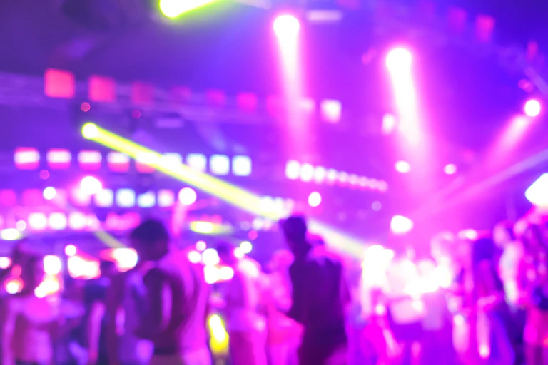 Personnes floues faisant la fête dans une discothèque