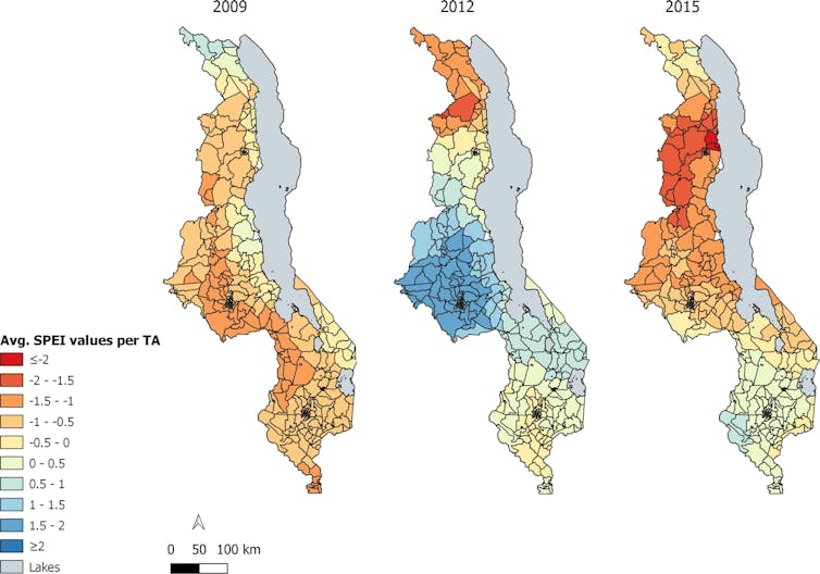 Tři mapy zobrazující vzory srážek v Malawi