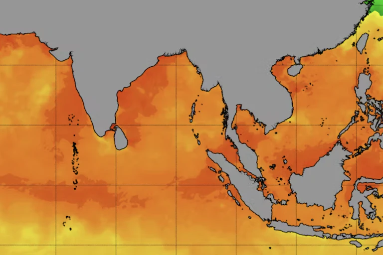 Une carte satellite colorée par la température de surface de la mer montre une forte chaleur dans l'océan Indien et en Asie du Sud-Est.